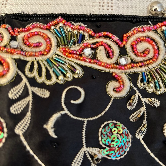 *SOLD* Vintage 90s ALDO Beaded and Sequin Clutch - Picture 8 of 8